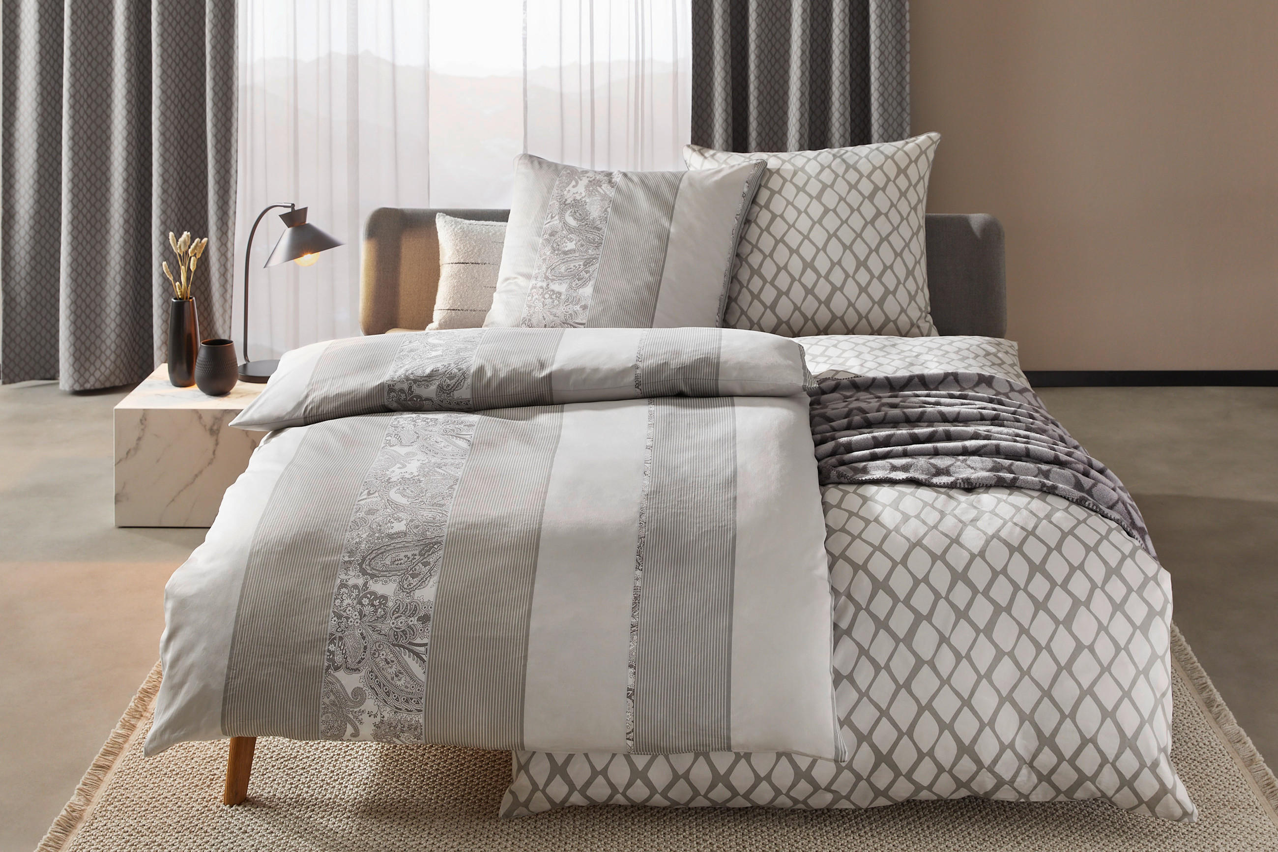 Ložnice v šedé a bílé barvě inspirace