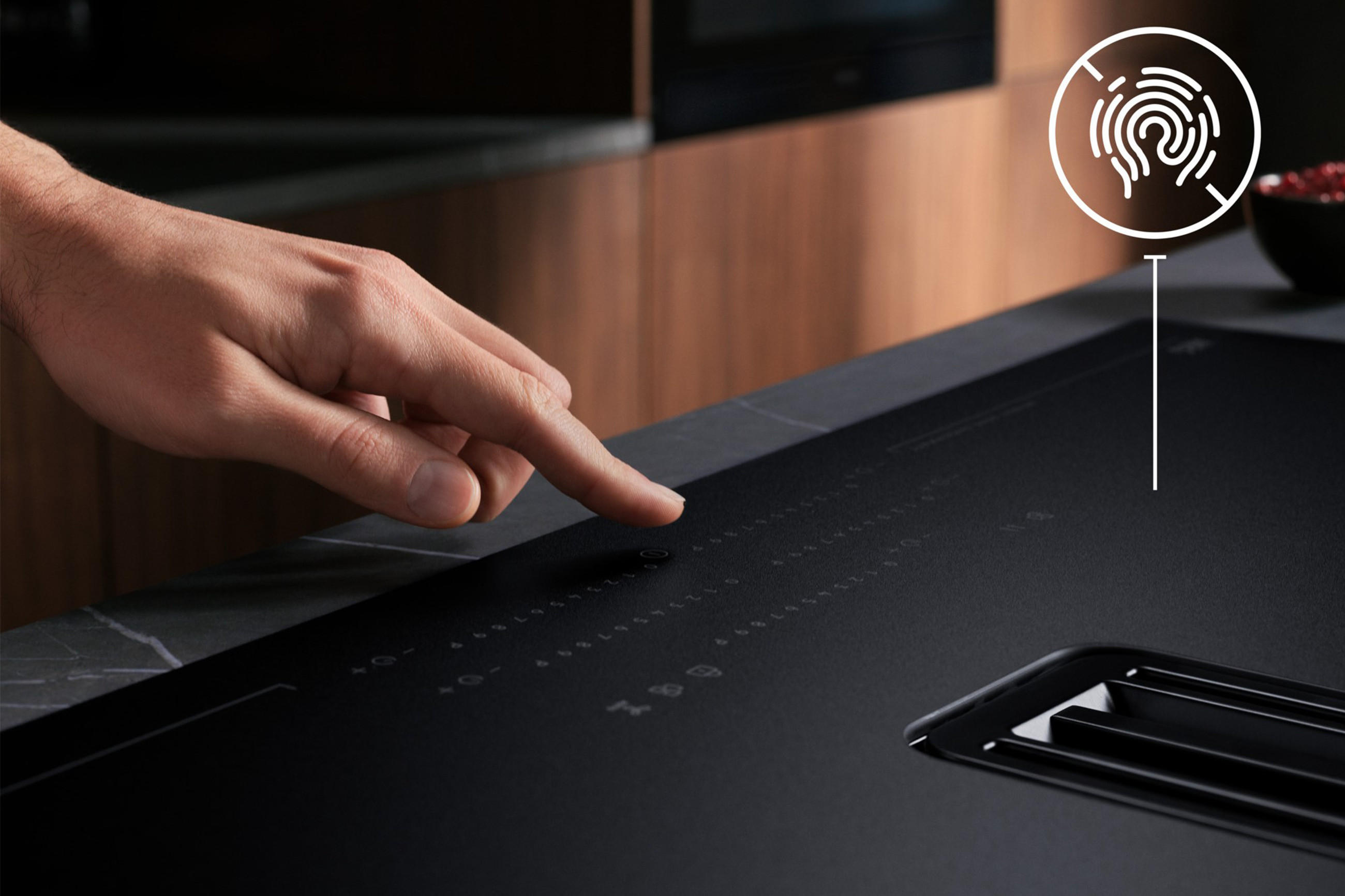 Anti-Fingerprint auf dem SaphirMatt® Induktionskochfeld von AEG