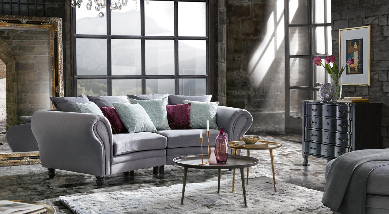 Graues Big Sofa im Landhausstil