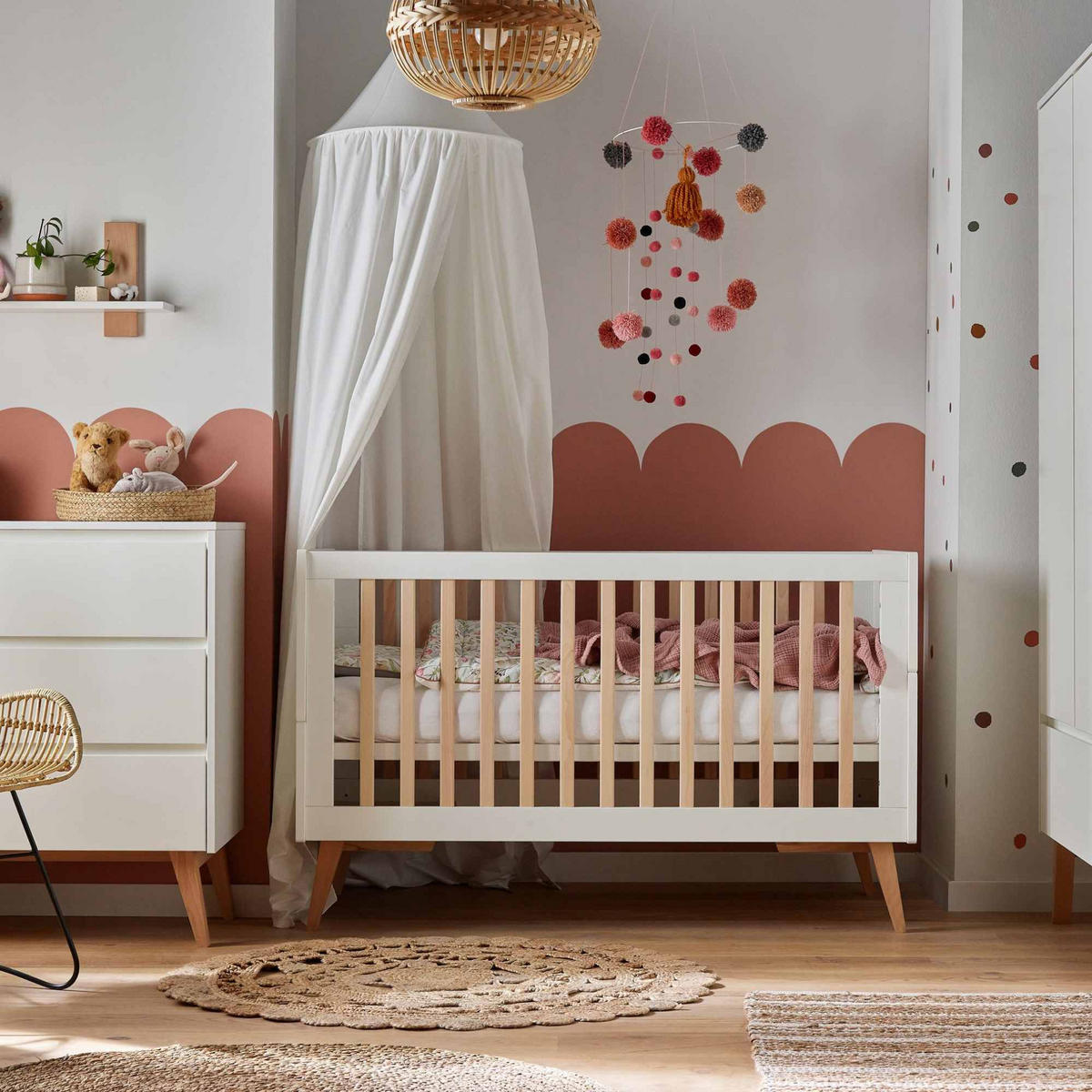 GITTERBETT Dambi mit Höhenverstellung - Weiß, Holz (125/90/66cm) - KONSIMO®