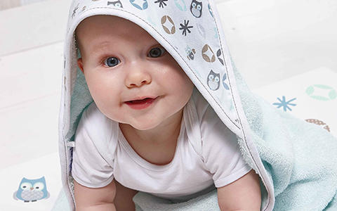 Baby in weichem Kapuzentuch