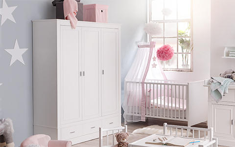 Babybett und Kleiderschank