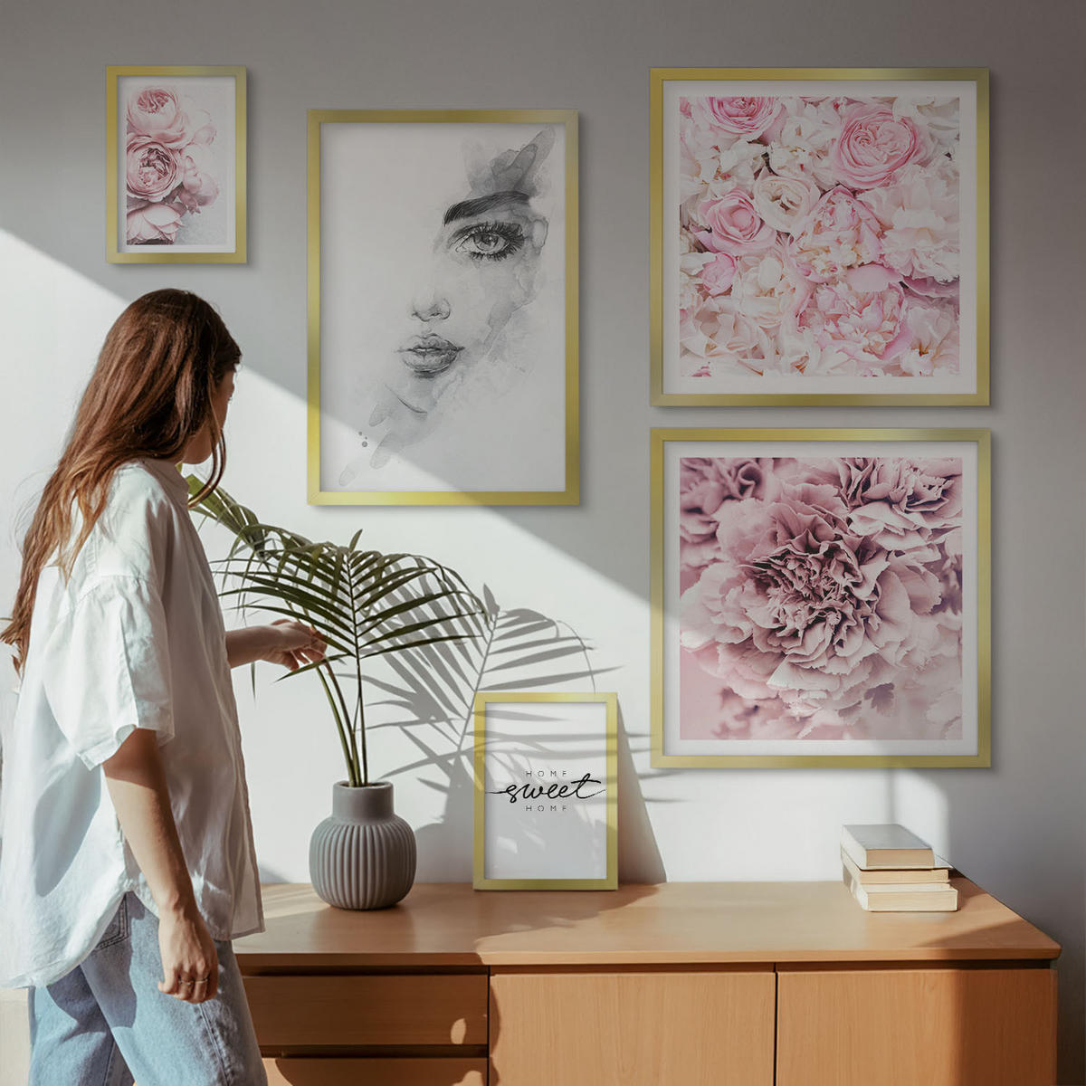 BILDER SET 5er Set - 50x50 cm & 20x30 cm & 40x60 cm Goldrahmen - Pfingstrosenporträt einer Frau zu Hause - Goldfarben, Kunststoff (40/60cm) - TULUP