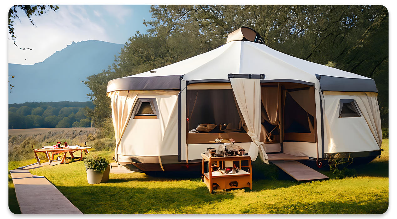 aufgebauter camper auf einer wiese 