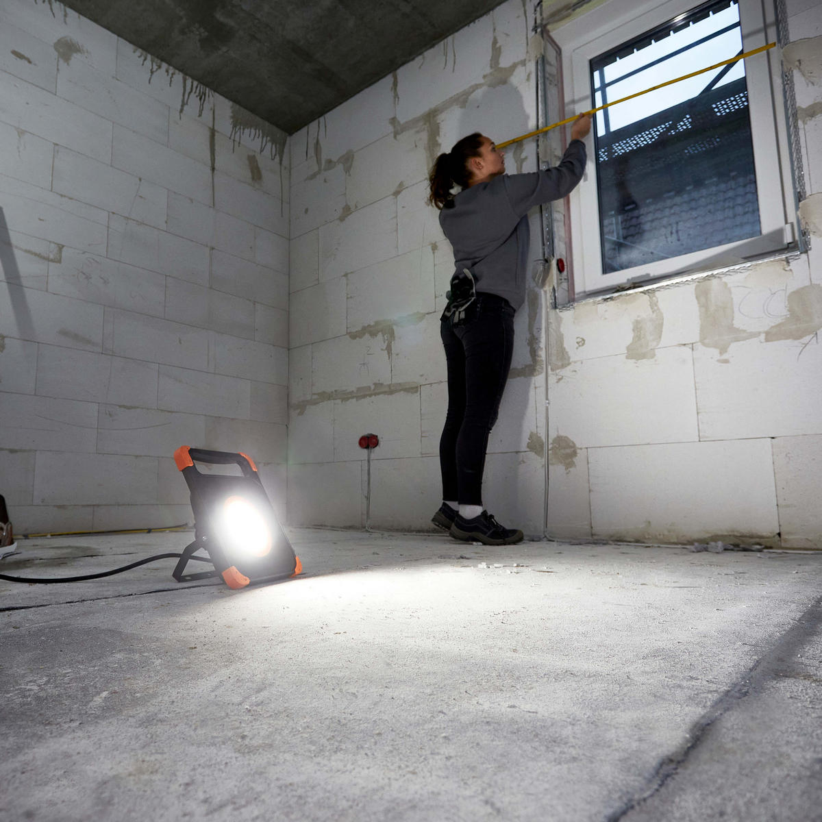 LED-BAUSTRAHLER - 50W mit stabilem Standgestell und 2 Steckdosen für handwerkliche Tätigkeiten, 5m Kabel, 2er-Set - Weiß, Metall (7.5/25.8/32.5cm) - Northpoint