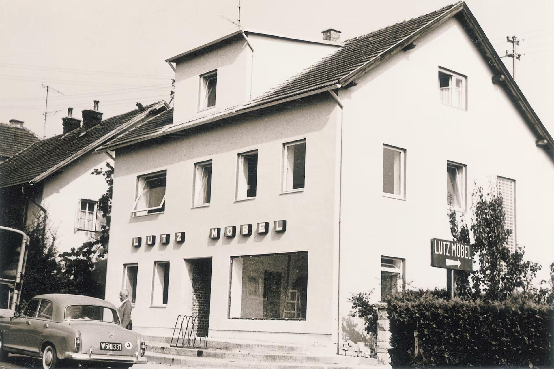 Historisches Bild mit Haus und Aufschrift Lutz Möbel