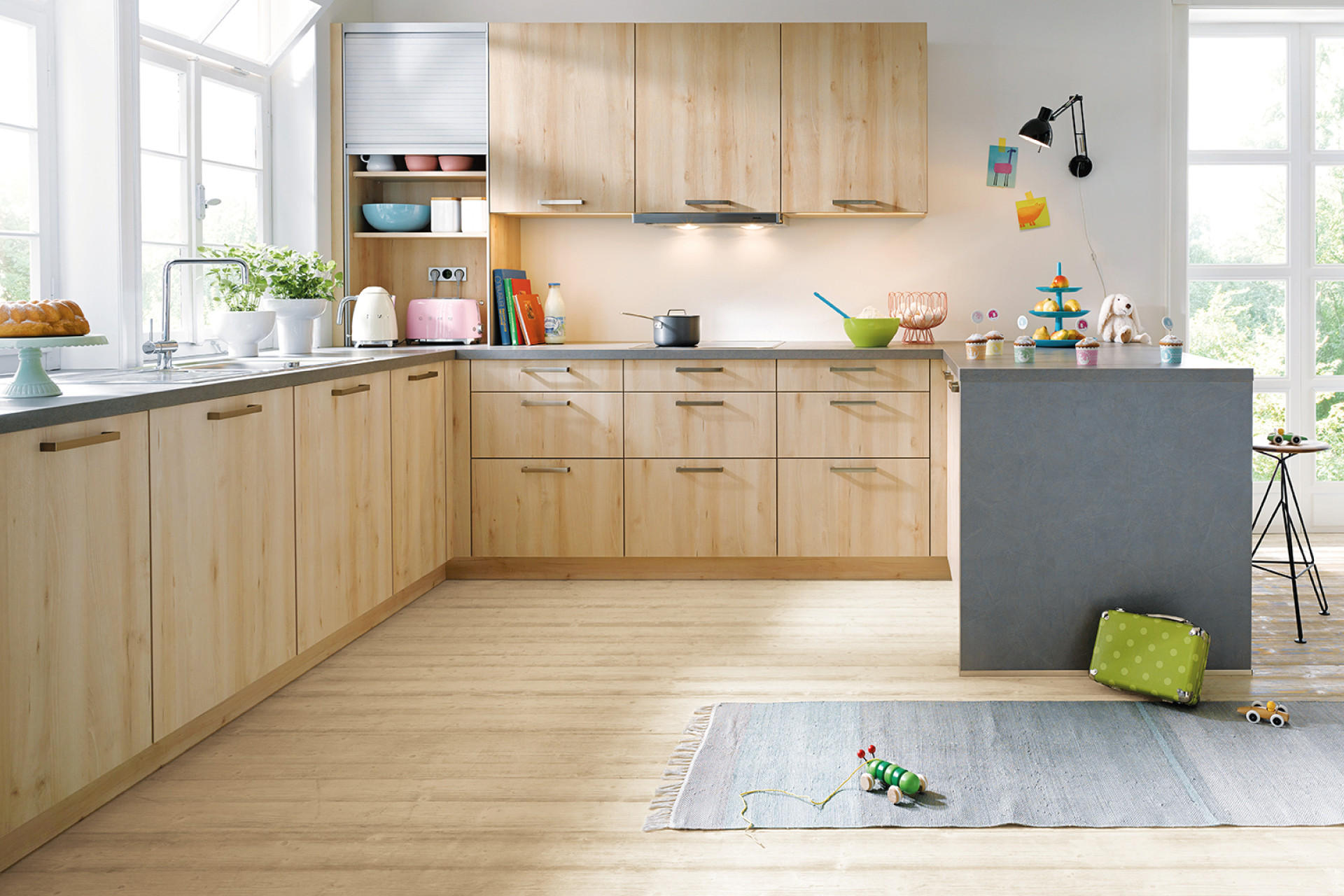 Klassische KÃ¼che aus hellem Holz und Grauer Arbeitsplatte von XXXLutz