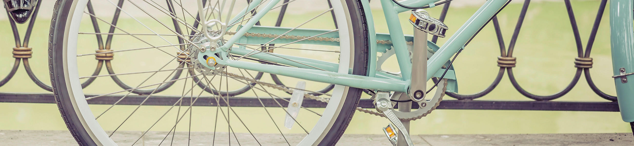 Ein Fahrrad auf dem Bürgersteig, das auf Kettenpflege wartet, um die Fahrt zu optimieren.