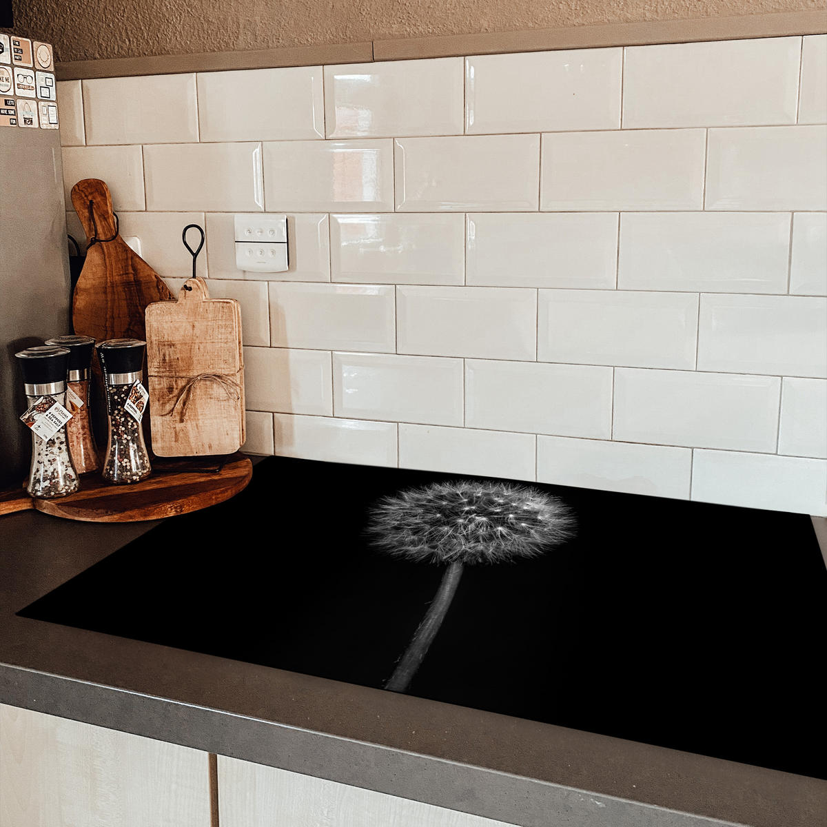 HERDABDECKPLATTE Löwenzahn - Schwarz - Floral - Botanisch 85x52 cm - Grau, Kunststoff (85/52/0.2cm) - MuchoWow