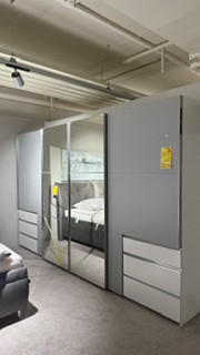 Schwebetürenschrank