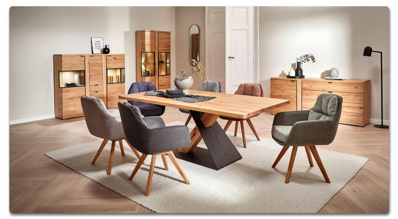Esszimmer mit einem Esstisch und 6 Stühlen und mit highboard und Sideboard in Eichefarbe
