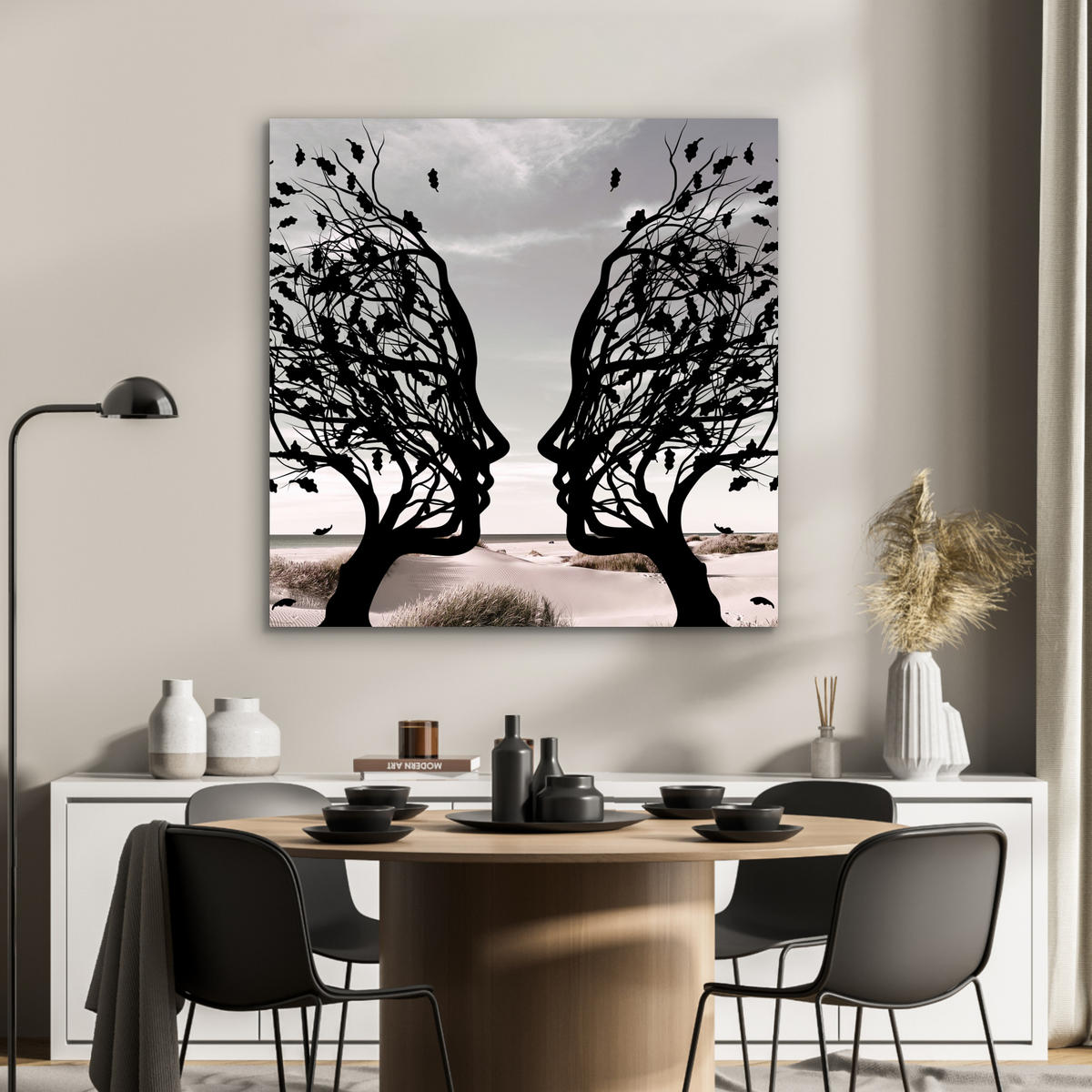KOVOVÝ OBRAZ Pláž - more - ľudia - strom - moderné umenie 90x90 cm - svetlosivá, kov (90/90cm) - MuchoWow