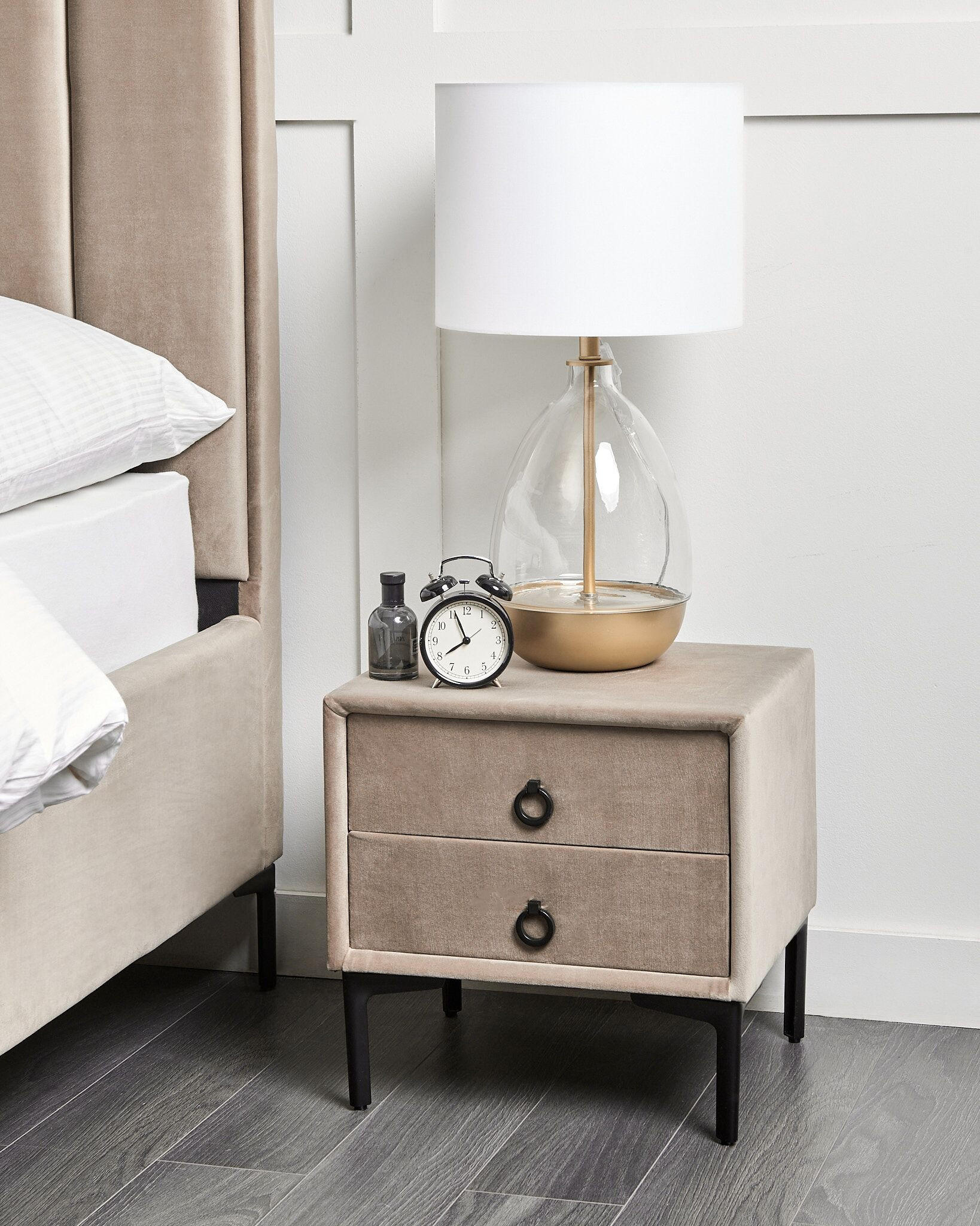 NACHTTISCH Samtstoff taupe 2 Schubladen Sezanne - Beige/Schwarz, Textil (44/45/38cm) - Beliani