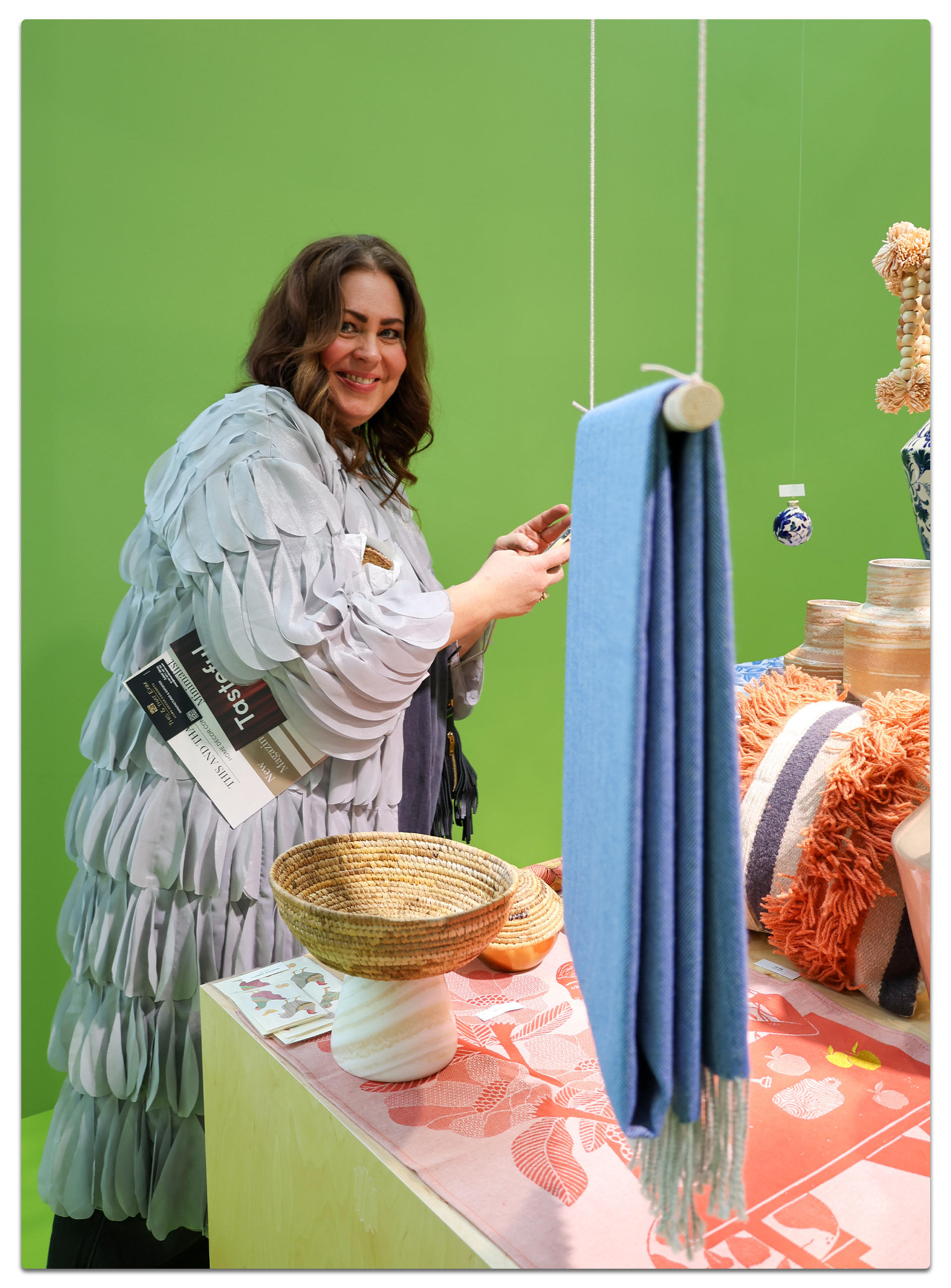 Daniela Witzel steht neben einem Tisch mit einer blauen Decke auf der Ambiente Messe 2025