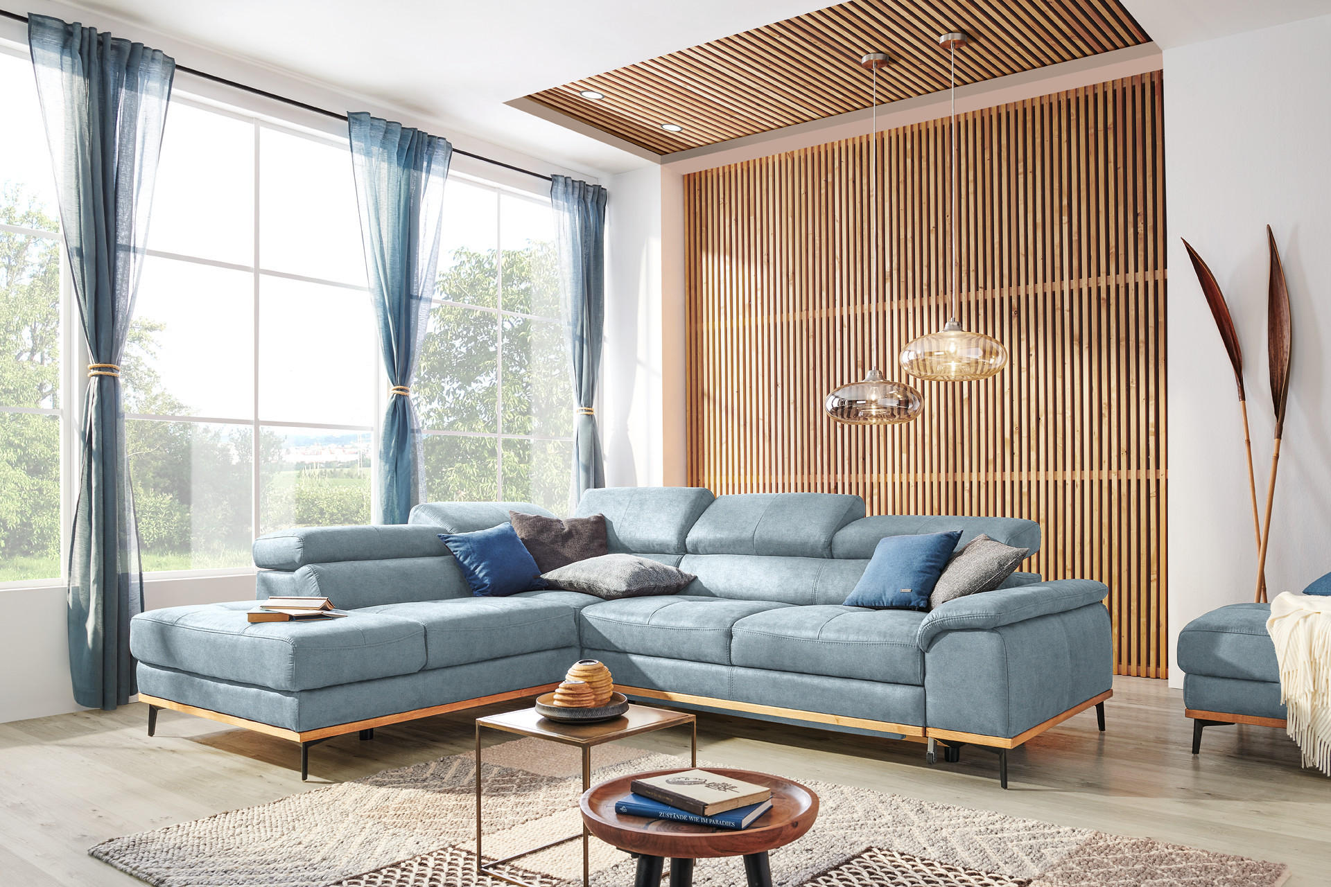 wohnzimmer-coch-blau-sofa.png