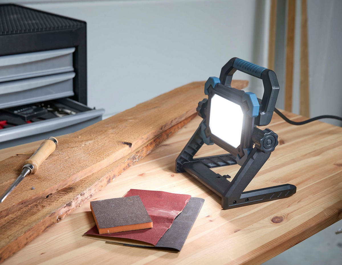 LED-ARBEITSSTRAHLER - 55 W mit 4500 Lumen, dimmbar, Tageslicht 5000 K, Steckdose und Kabelaufwicklung, IP54 - Schwarz, Metall (28/26.7/18.7cm) - Northpoint