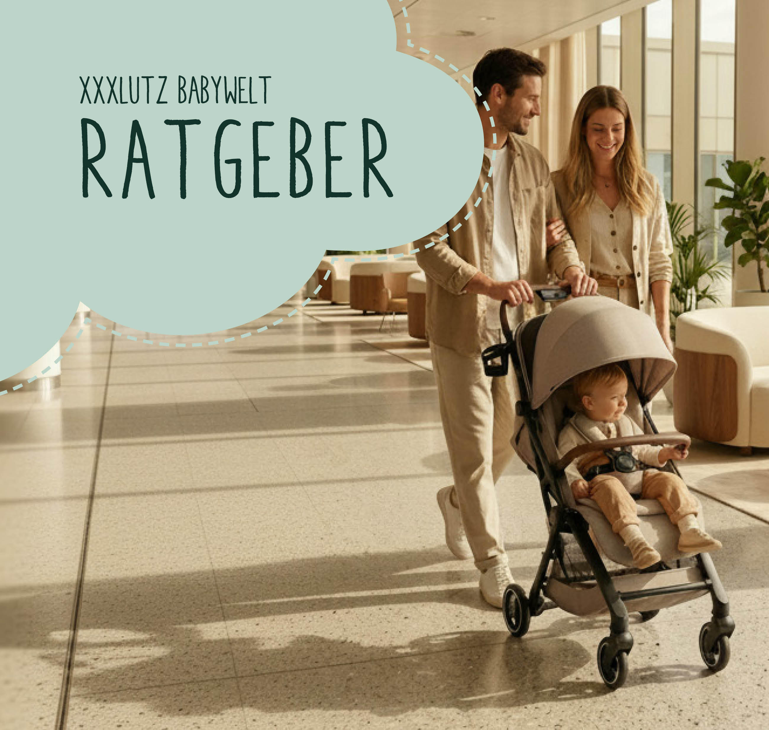 Ein Elternpaar schiebt ihr Kind im Kinderwagen einen Flur entlang. Der Boden besteht aus beigen Fliesen und seitlich stehen Pflanzen und Sessel vor großen Fenstern.