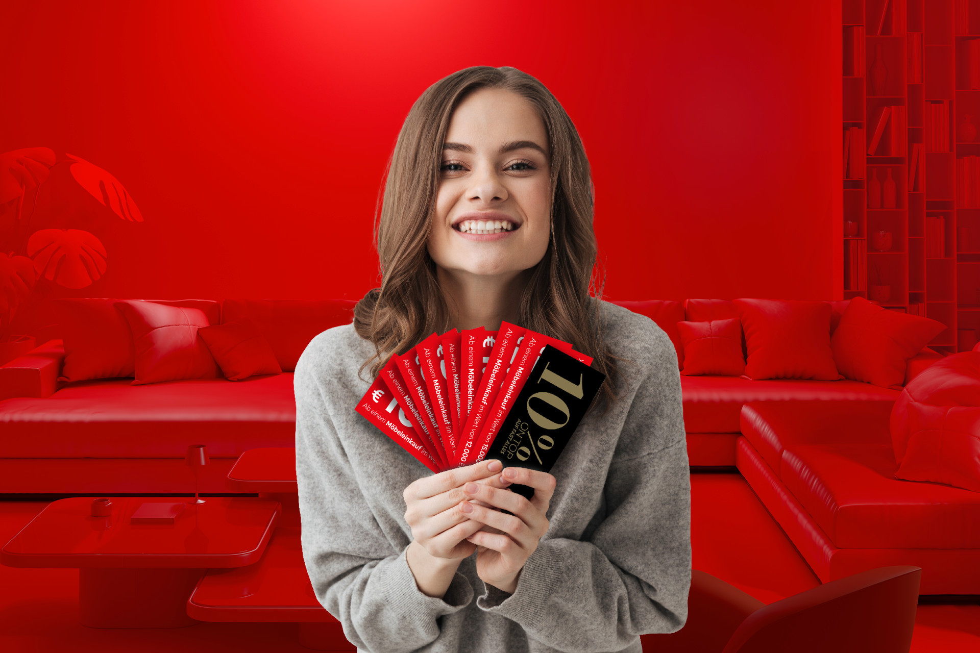 Eine Frau vor einem roten Hintergrund mit XXXLutz Gutscheinen in der Hand