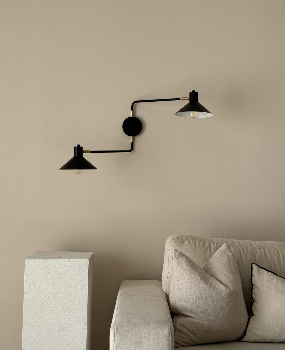 LAMPĂ DE PERETE neagră Kadassa - auriu/negru, metal (84/38/20cm) - Beliani