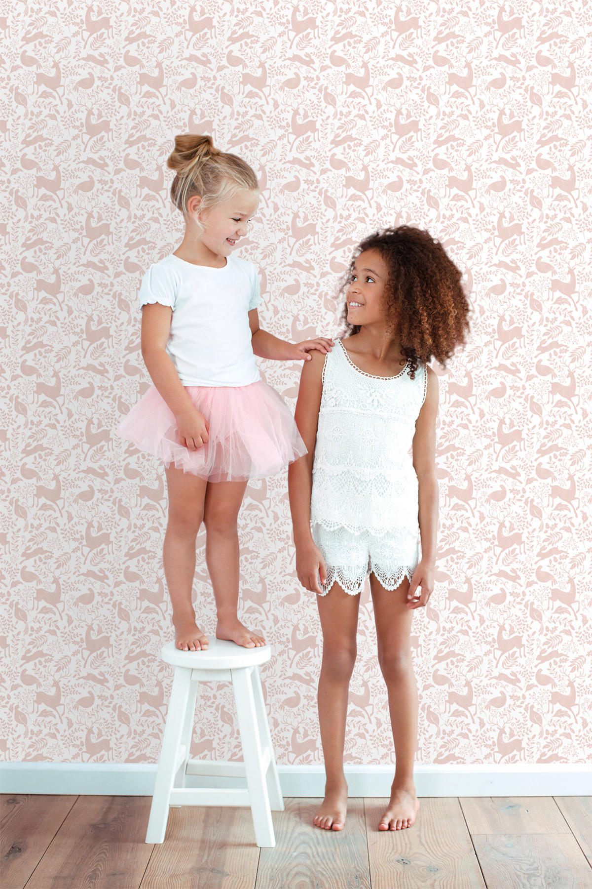 TAPETE Wald mit Waldtieren 50 x 900 cm - Pink, Papier (50/0.1cm) - ESTAhome