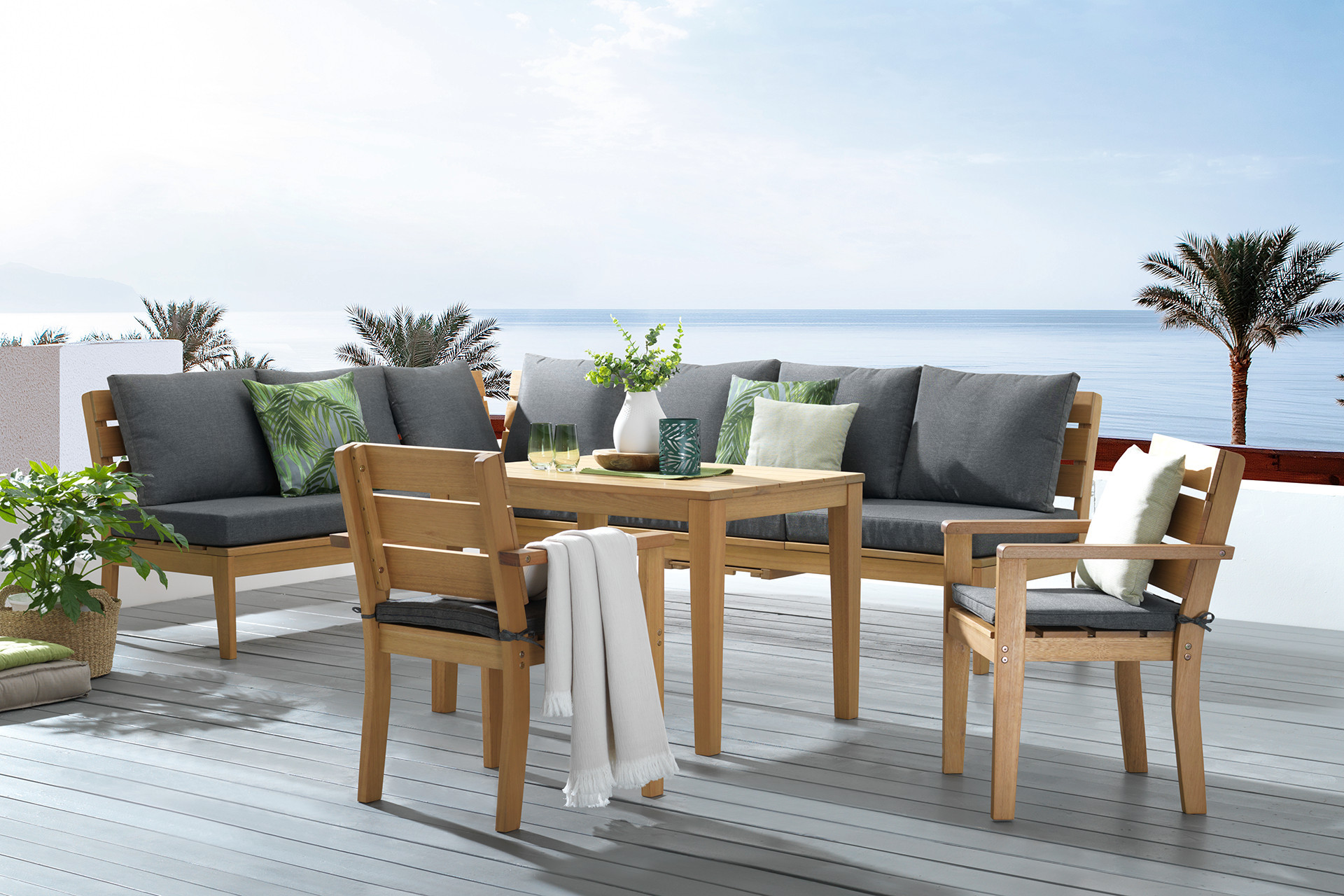 Dřevěný zahradní nábytek se šedými polstry