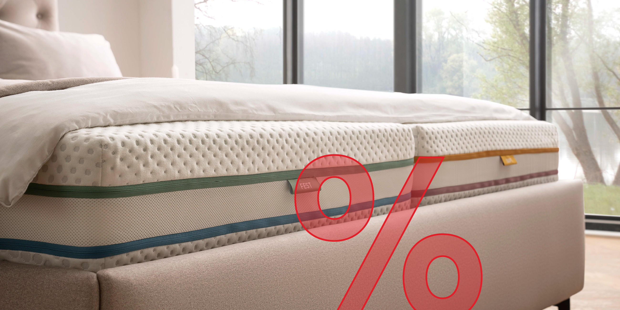 Matratze auf beigem Bett