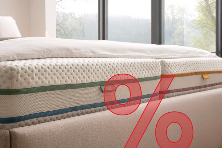 Matratze auf beigem Bett