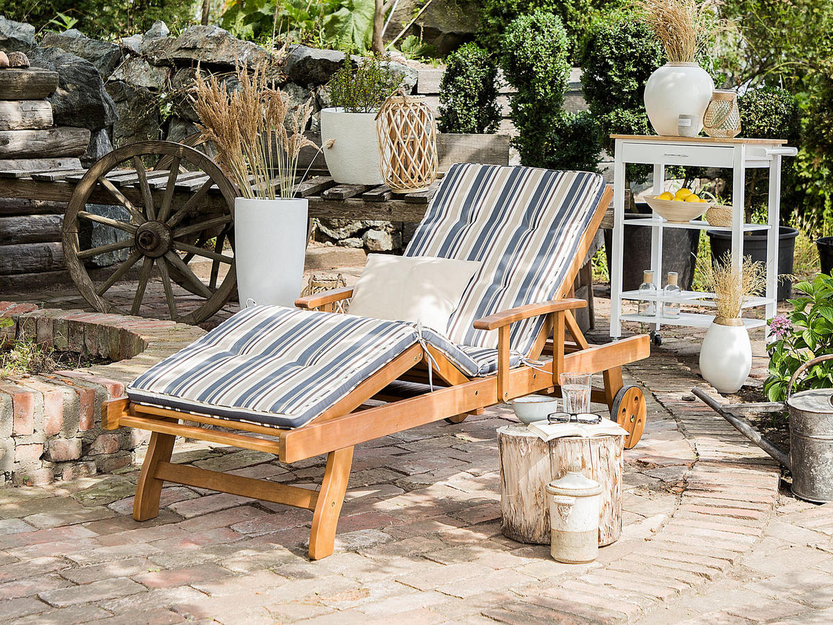 GARTENLIEGE hellbraun Auflage dunkelblau -beige Java - Hellbraun/Beige, Holz (64/74/196cm) - Beliani