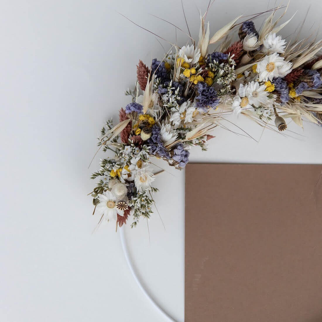 WILDE Natürlichkeit: Trockenblumenkranz der Natur - beige / 25 cm - Beige, Naturmaterialien (25cm) - Lykke & You
