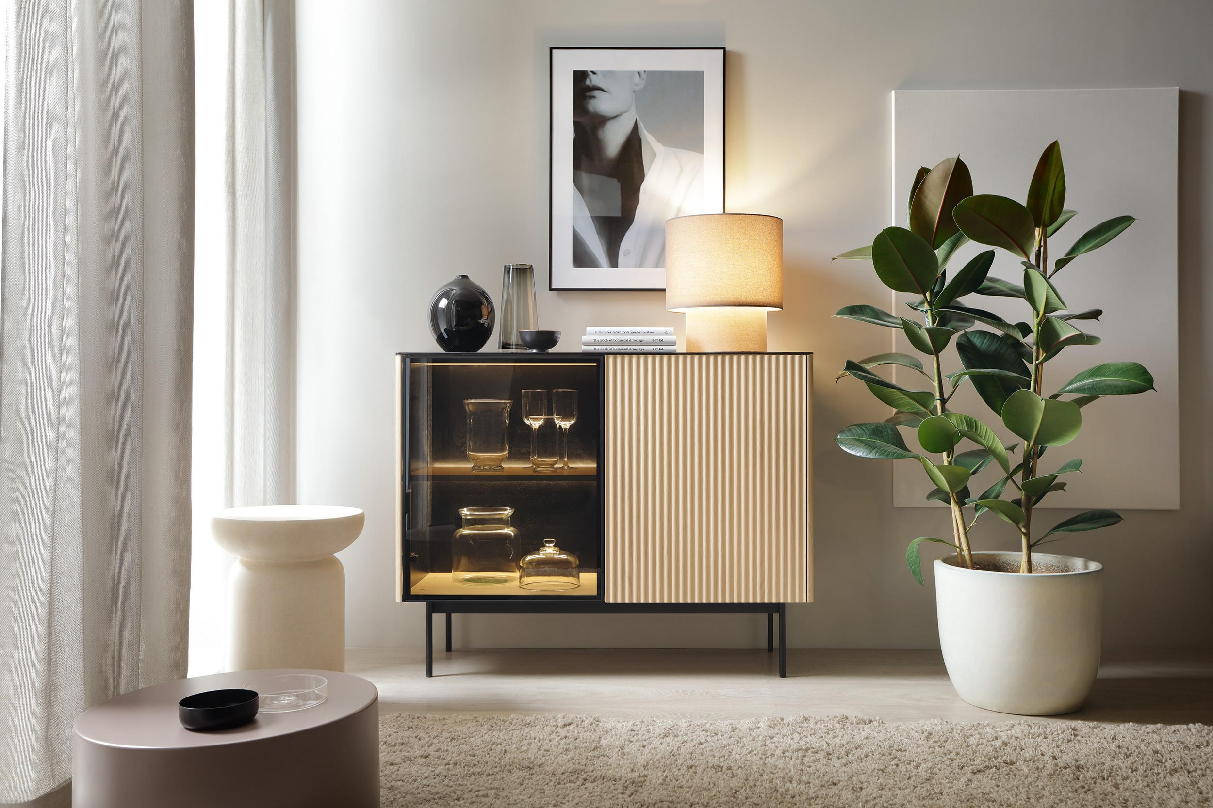 KOMMODE Rita Vincenza Eiche, zweitürige, verglaste Kommode mit LED beleuchtung - Eichefarben/Schwarz, Holzwerkstoff (107/84/39cm) - Bettso