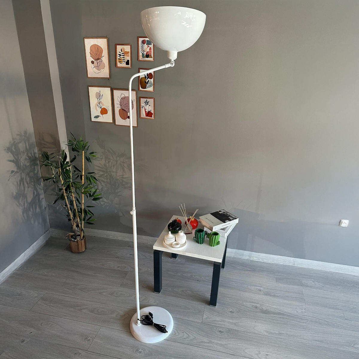 STEHLAMPE Norek aus Metall mit E27, verstellbarer Lampenschirm - Weiß, Metall (37/37/169cm) - Bamyum