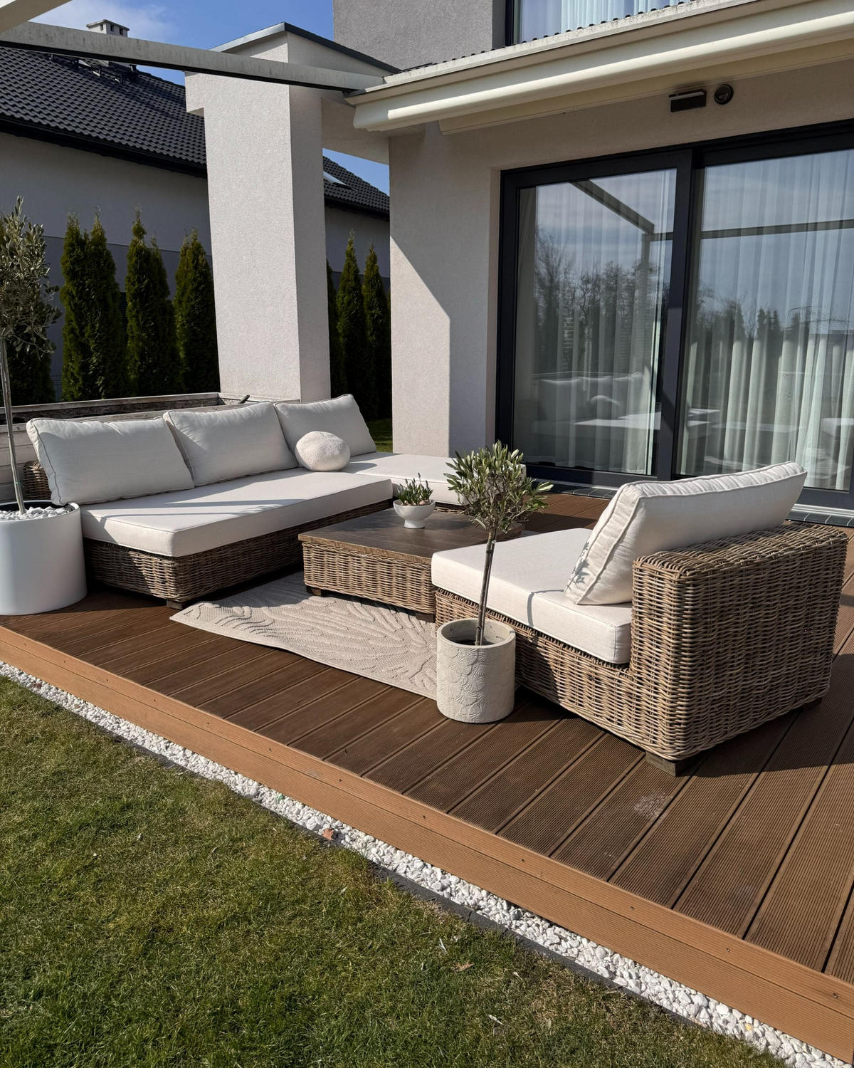 LOUNGE SADA 4-místná Bílá Varallo - šedá/bílá, přírodní materiály - Beliani