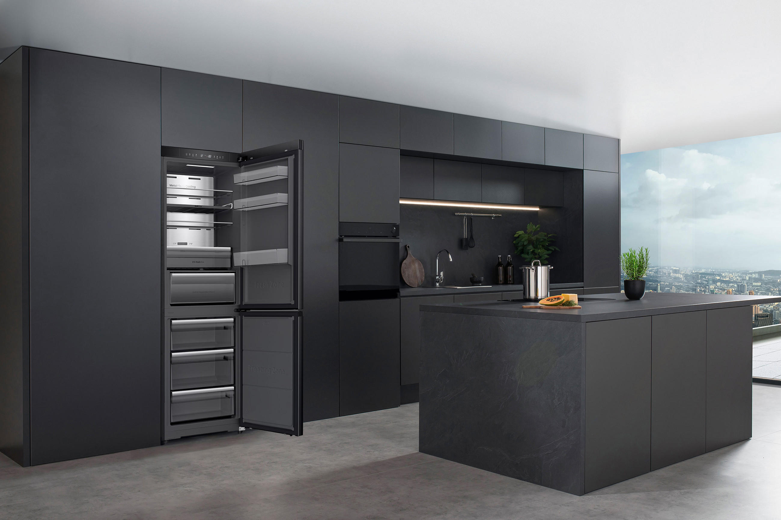 Moderner Kühlschrank der Kitchenfit Linie von HISENSE mit offener Tür und Kühlfach; Das Gerät steht in einer dunklen Designküche mit grifflosen Fronten.