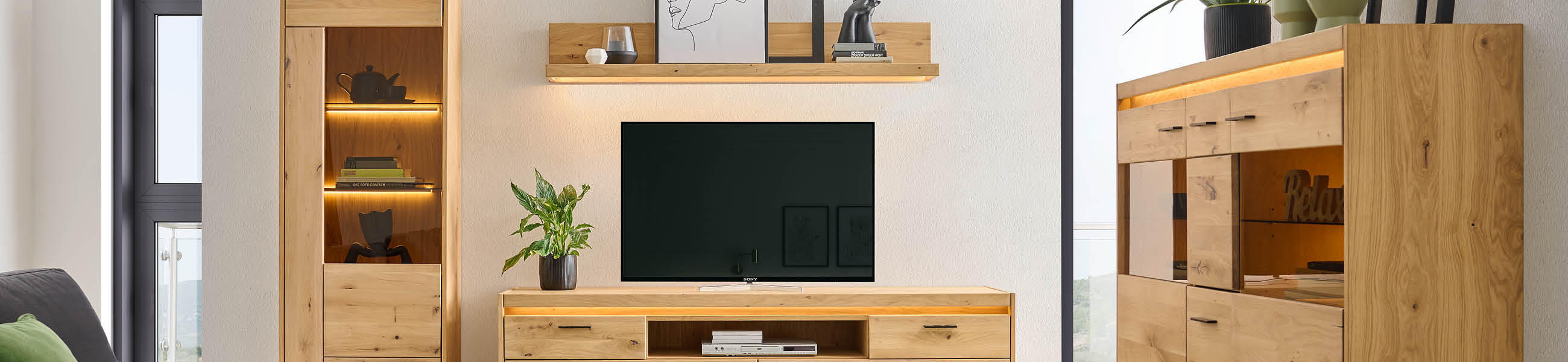 Stilvolles Wohnzimmer mit einem Holzunterhaltungszentrum und einem Fernseher, perfekt für Unterhaltung und Entspannung.