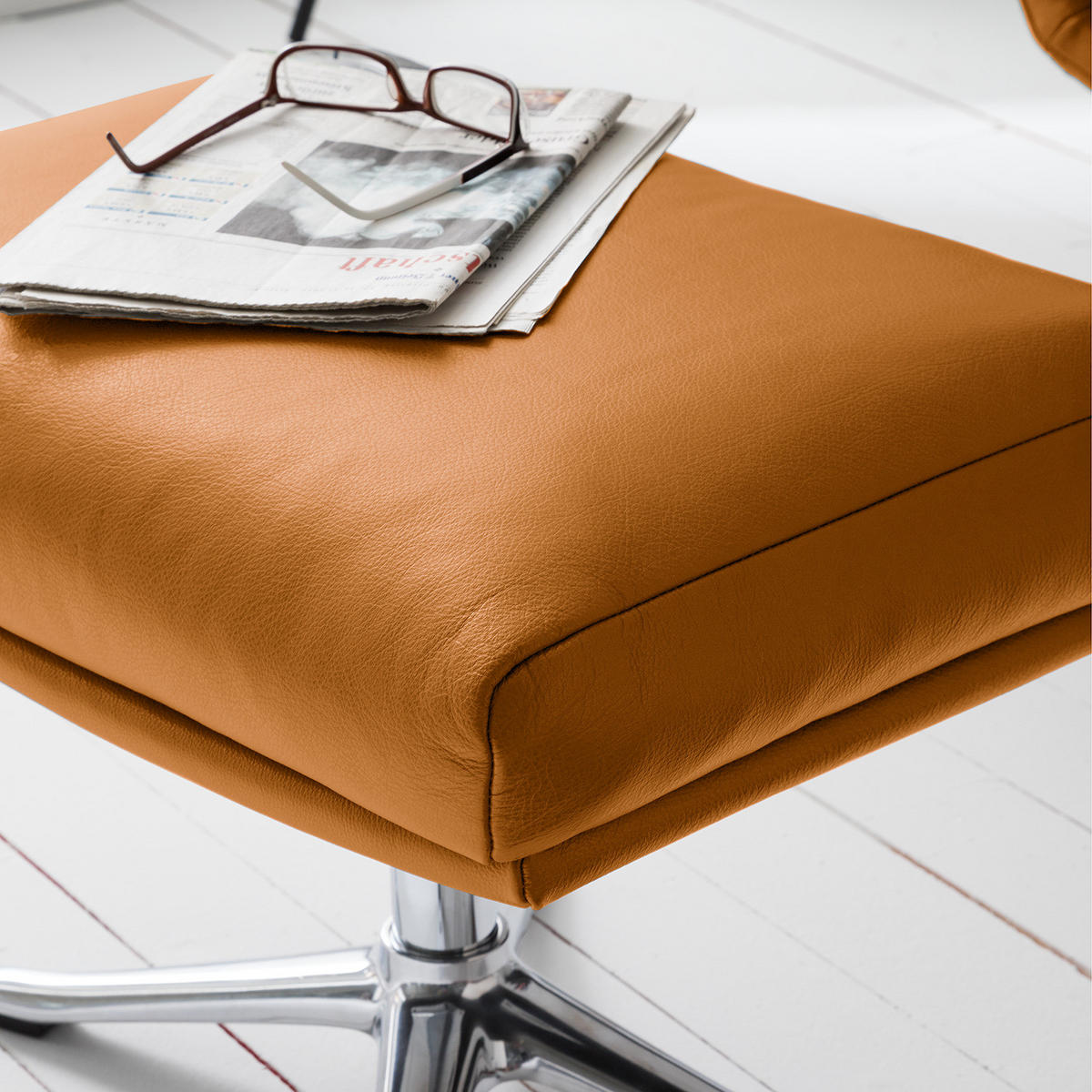 HOCKER mit Kreuzfuß - Chromfarben/Cognac, Leder/Metall (54/41/41cm) - home24