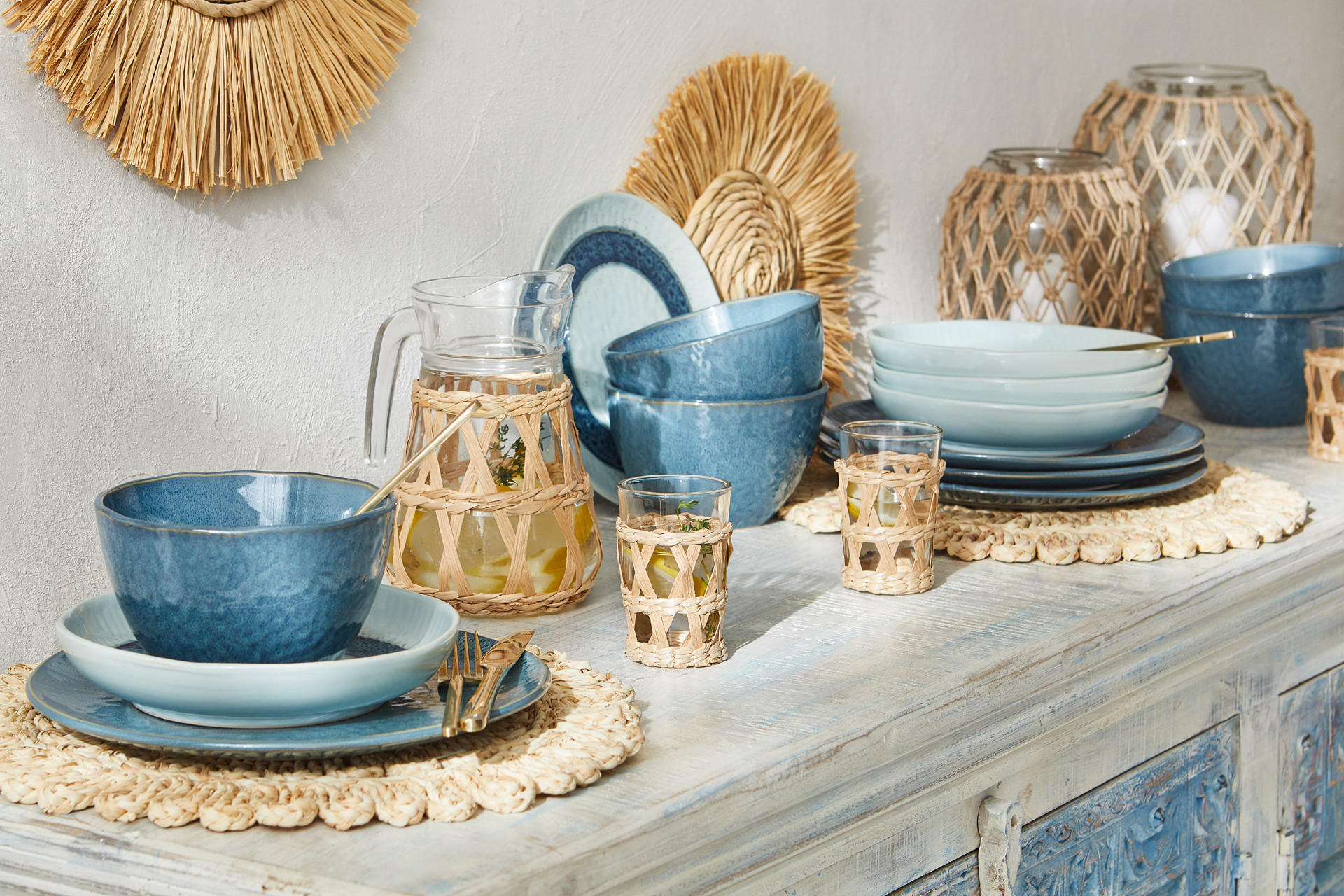 Blaues Geschirrset im Beach House Flair