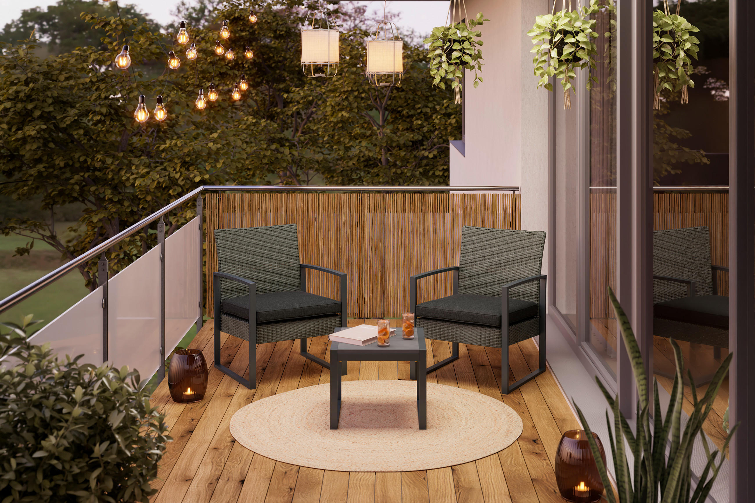Balkon mit zwei Stühlen, kleinem Tisch auf rundem Teppich und hängenden Pflanzen sowie Lichterkette im Hintergrund.