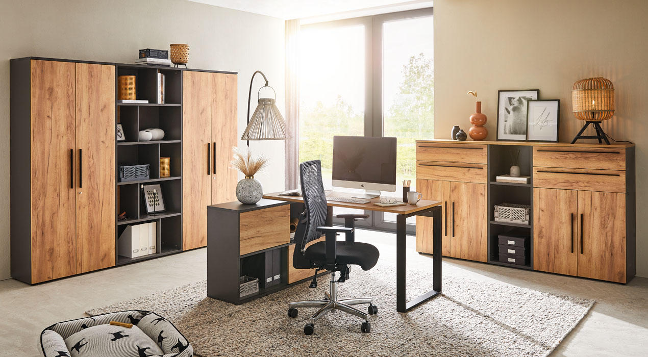 Praktisches Arbeitszimmer mit Holzschränken, einem modernen Schreibtisch und einem ergonomischen Bürostuhl. Der Raum ist lichtdurchflutet und mit dekorativen Details ausgestattet