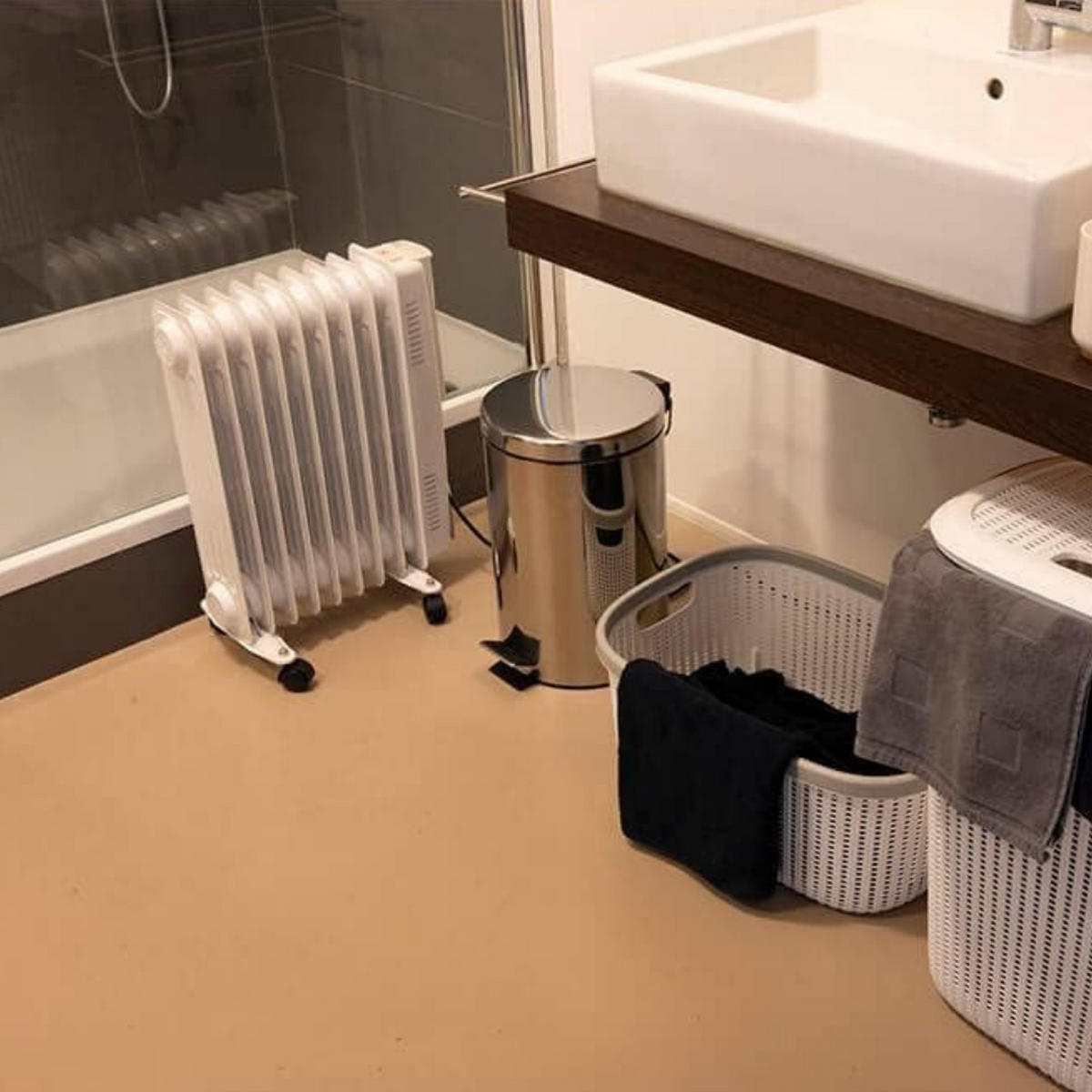 ÖLRADIATOR 2000W, Elektroheizung, Heizgerät, mobiler Heizkörper, Radiator Heizung, mit Rollen, Thermostat, energiesparend, leise, gleichmäßige Wärme - Weiß, Metall (24/65/35cm) - JUNG