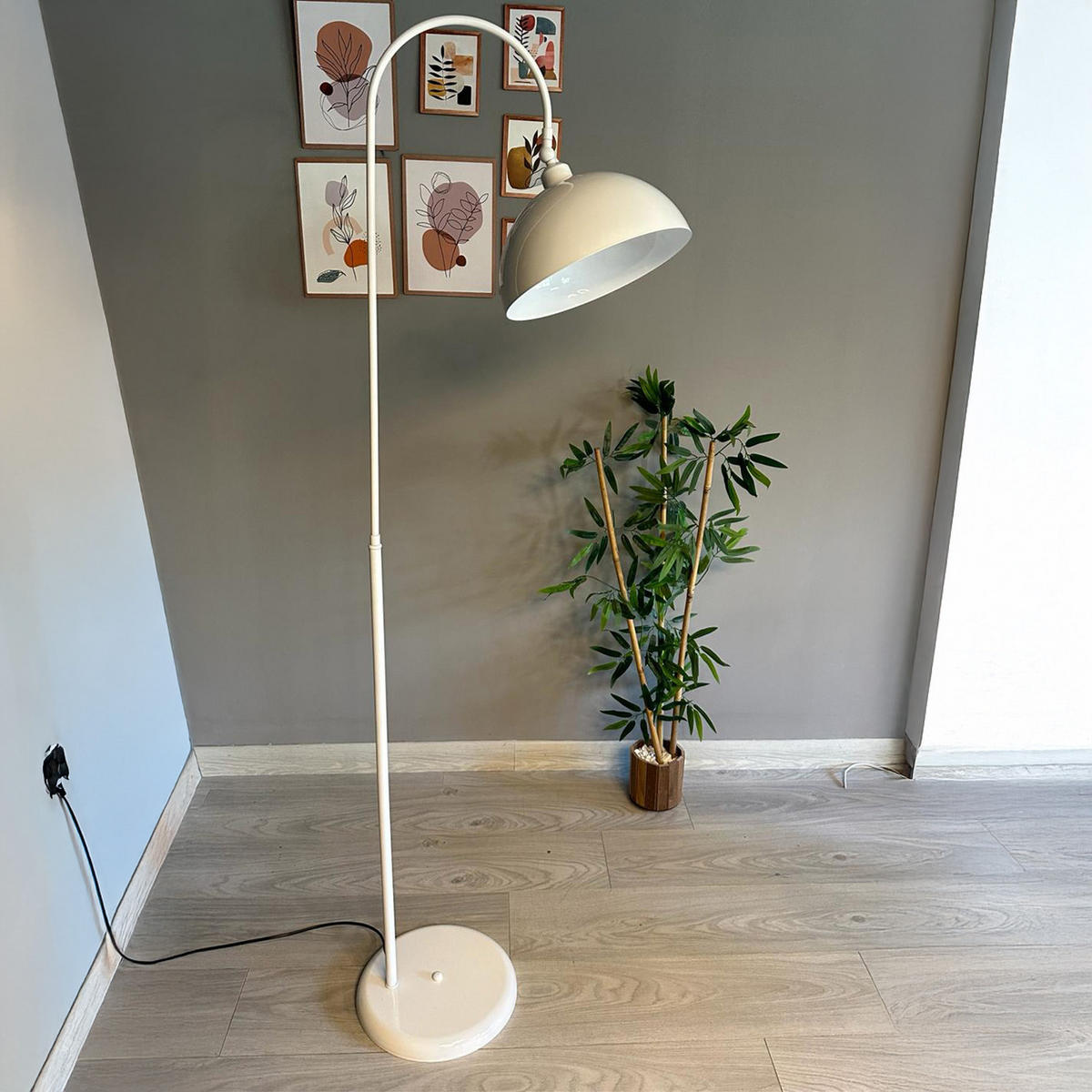 STEHLAMPE Gorkiede E27, verstellbarer Lampenschirm aus Metall - Weiß, Metall (37/37/170cm) - Bamyum