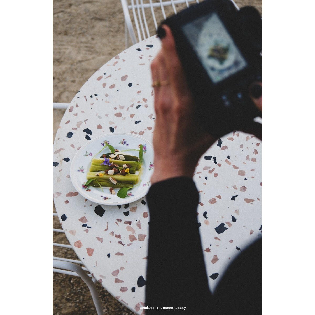 GARTENTISCH Elio Braun aus Premium-Terrazzo - Braun, Stein (90/90/77cm) - Tikamoon