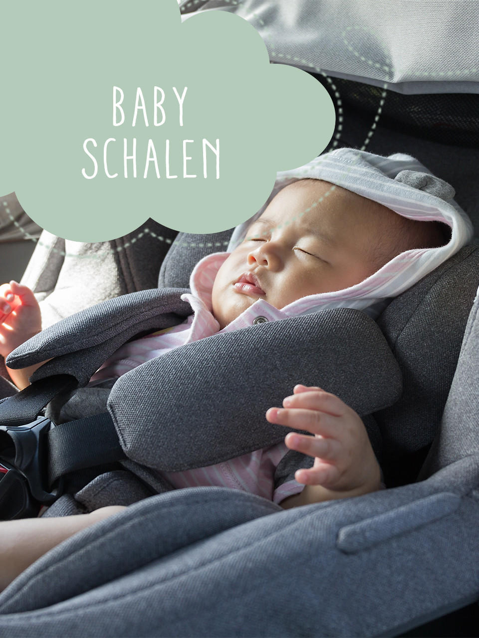 Baby mit rosaner Jacke schläft in Babyschale im Auto