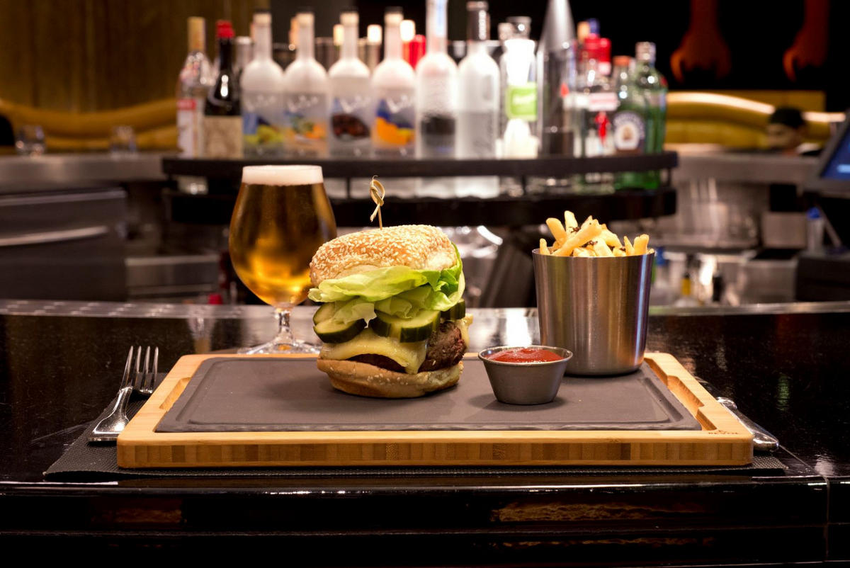 HOLZTABLETT Akazie 43 x 23 cm, RECHTECKIG FÜR STEAKPLATTE 30 x 20 cm - Braun, Keramik (23/1.5/43cm) - Revol Porcelaine France