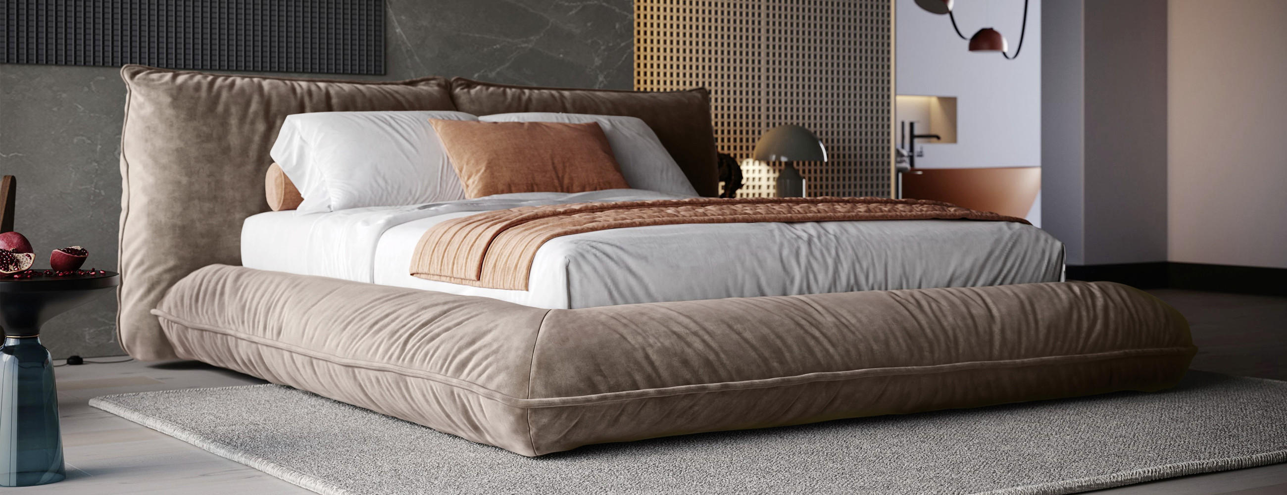 Modernes BELLUTI Schlafzimmer mit großem, weich gepolstertem Bett in Taupe und niedrigem Rahmen; weiße Bettwäsche mit warmen Textilakzenten, dezente Leuchten und strukturierte Wandpaneele im Hintergrund.