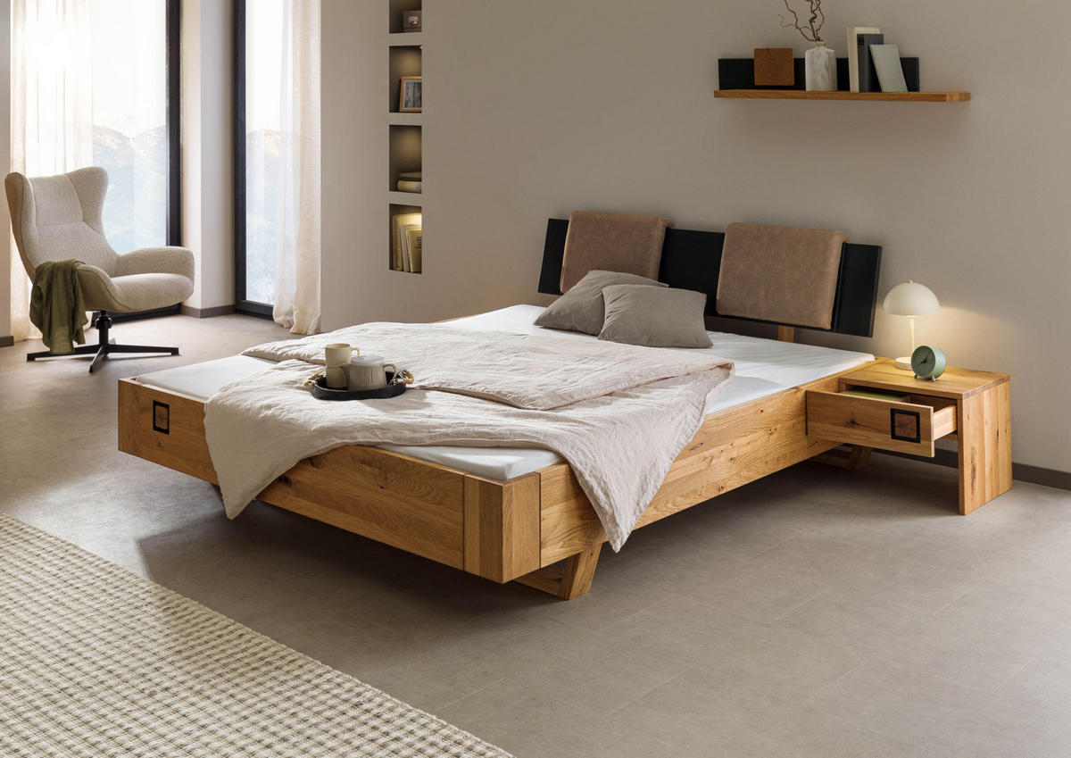 BETT mit Nachttisch Massivholz Wildeiche 160 x 200 x 86 natur KITZBÜHEL #261 - Braun, Holz (160/200cm) - Massivmoebel24