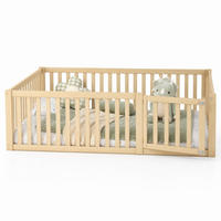 KINDERBETT 140/200 mit 60 cm Zaunhöhe,Tür, Bodenbett-Design und Massivholz-Konstruktion in Holzfarbe - Naturfarben, Holzwerkstoff (140/200cm) - EVRYAE