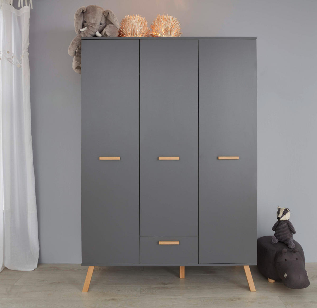 KLEIDERSCHRANK grau matt mit Buche massiv, 3-türig 130 x 190 cm für Baby- und Kinderzimmer - Eichefarben/Buchefarben, Holz/Holzwerkstoff (60/190/130cm) - Top.Furn