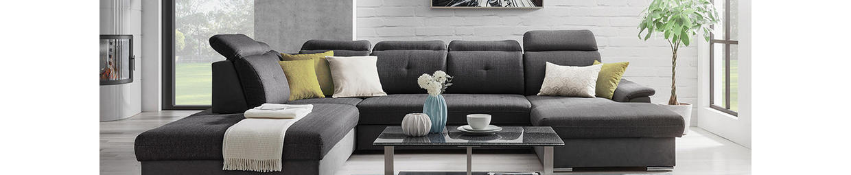 Gemütliches Wohnzimmer mit einem Sofa und einem zentralen Couchtisch.