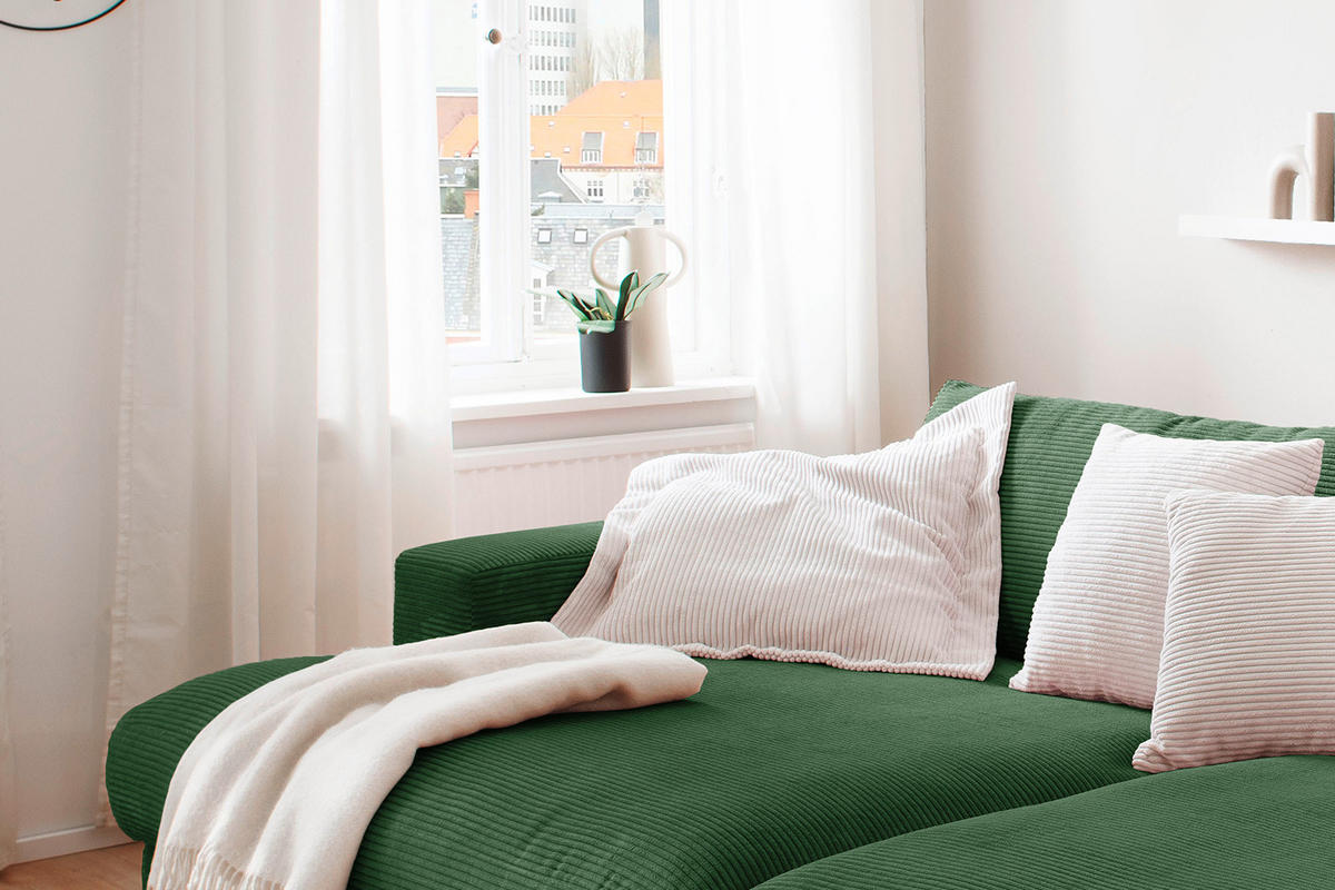 BIG SOFA XL MIT TABLETT NATUR MADELINE Smaragdgrün Cord - Smaragdgrün/Schwarz, Kunststoff/Textil (290/85/190cm) - KAWOLA