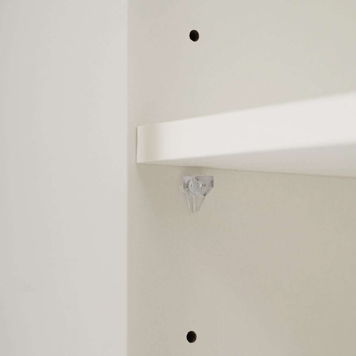 KOMODA dřevěný materiál bílá s drážkovaným čelem, 2 dvířka a 3 zásuvky - bílá, kompozitní dřevo (120/40/75cm) - Urban Meuble